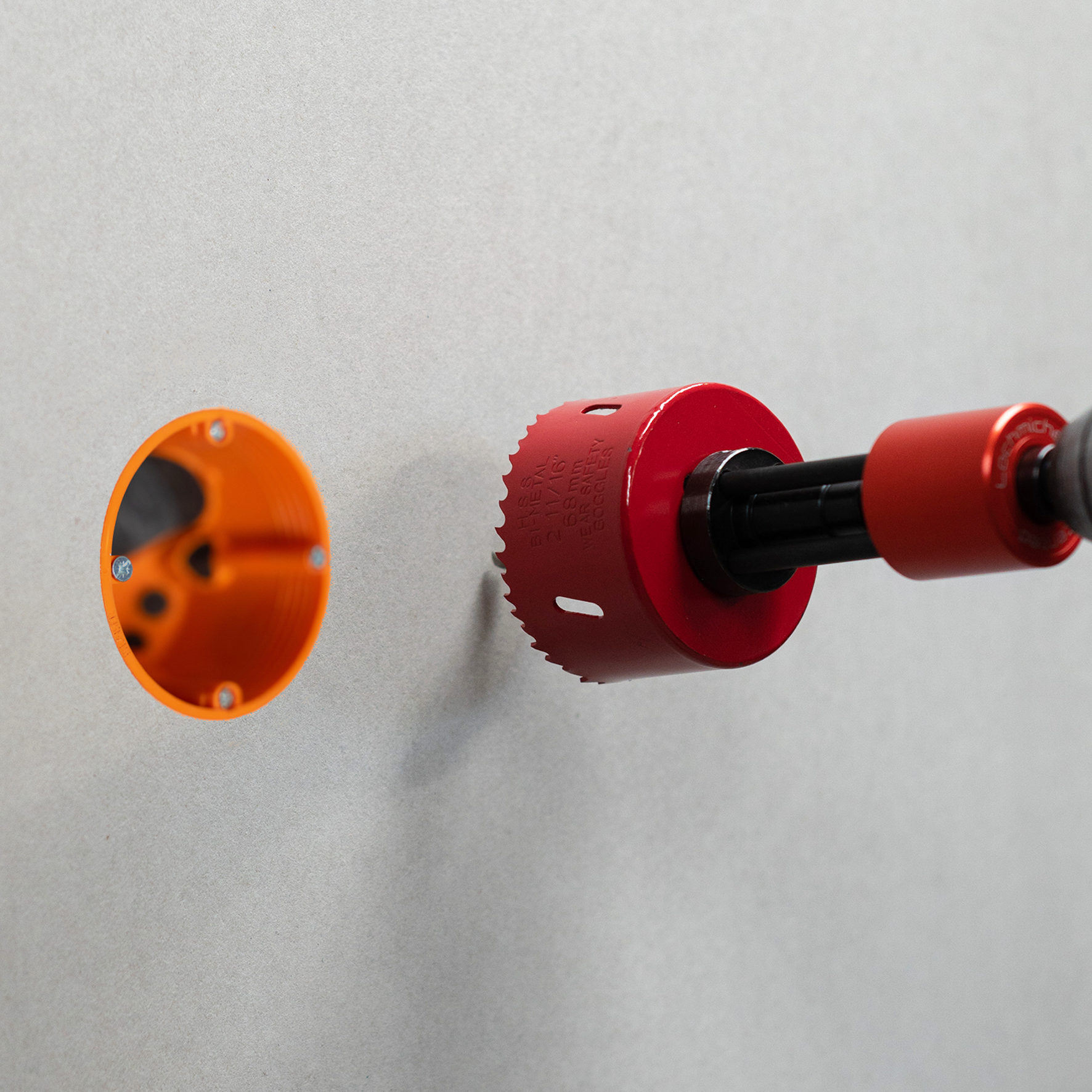 Lochmichel im Einsatz beim Loch sägen für Unterputzdose